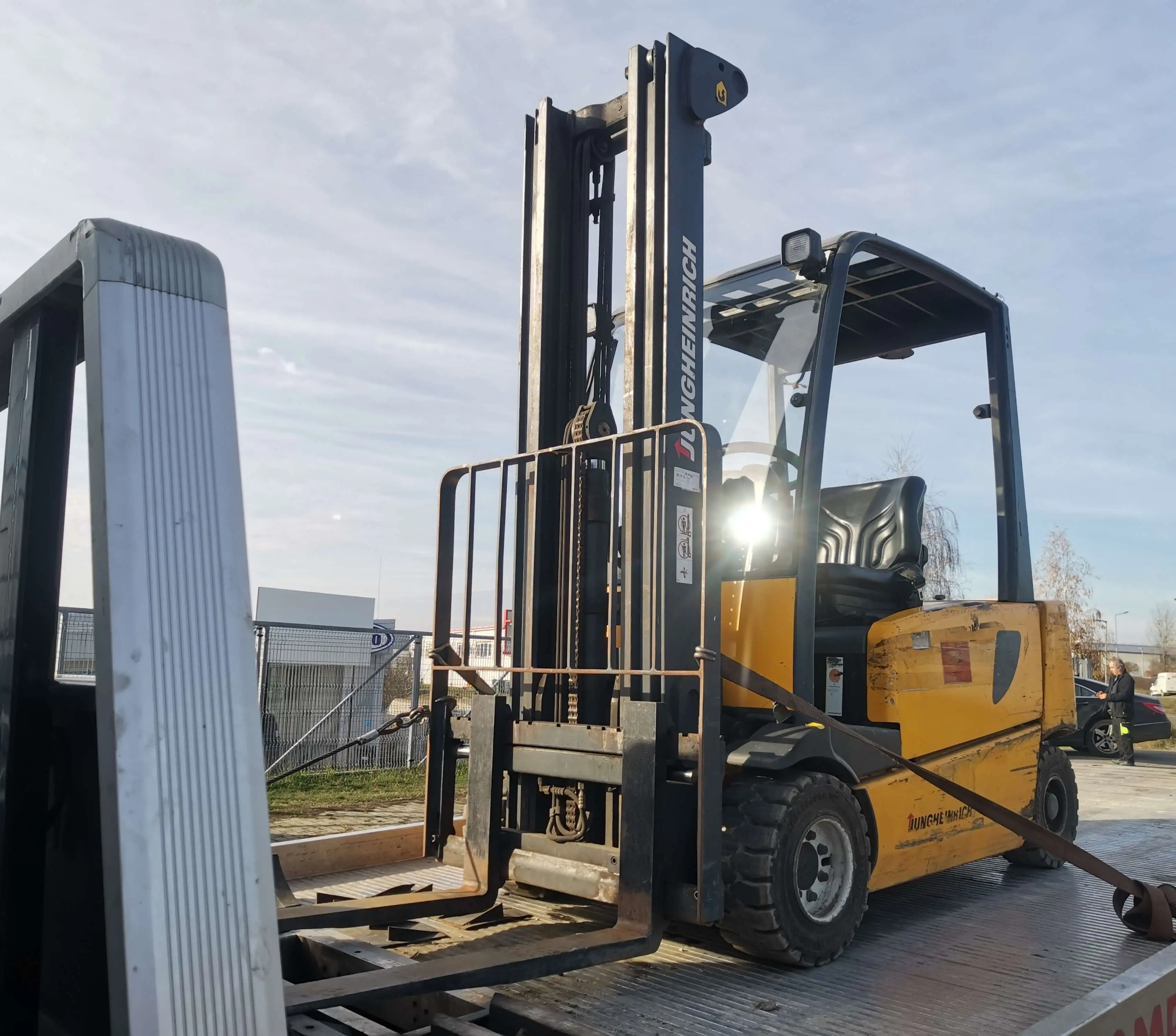 Car towing in Budapest at a favorable price, day and night