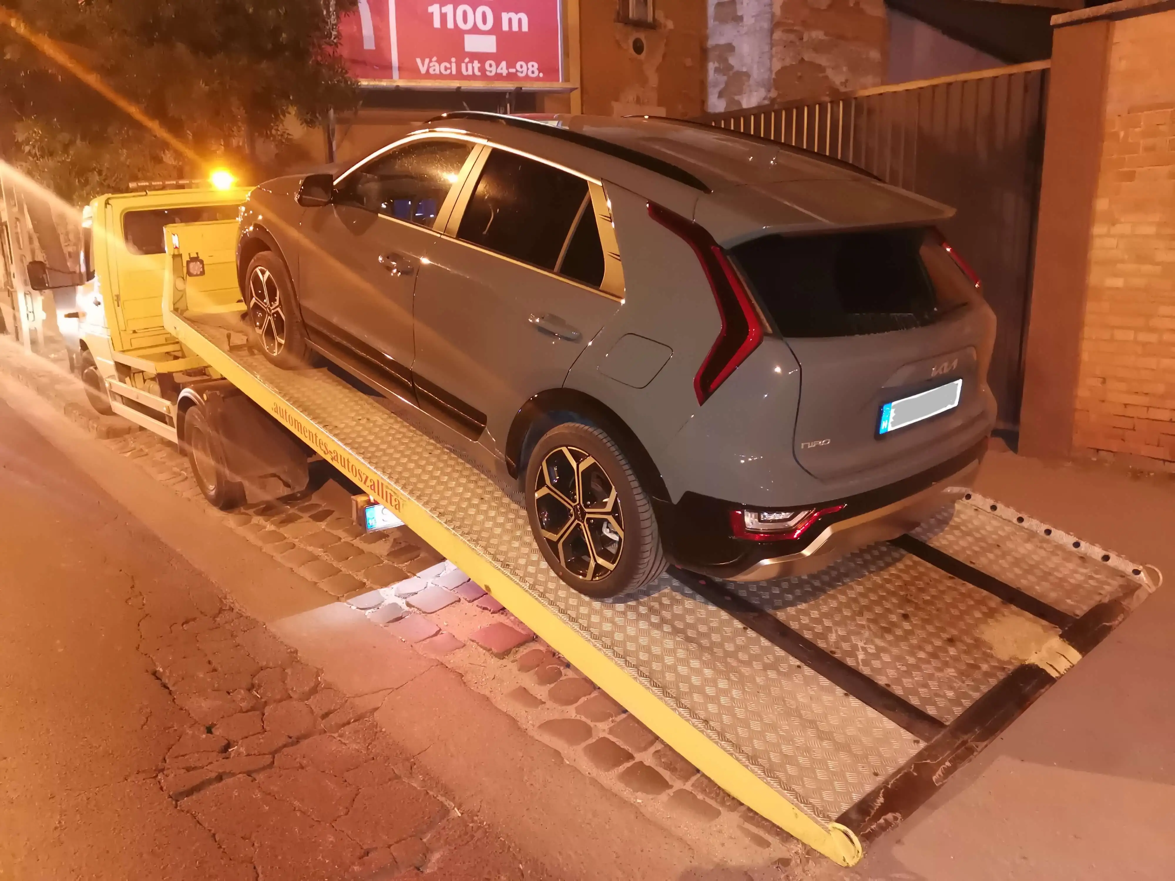 Car towing in Budapest at a favorable price, day and night
